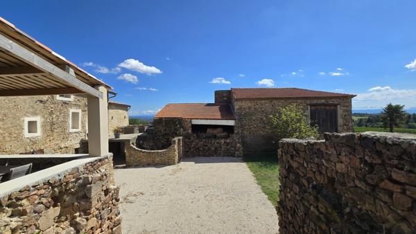 Propriété d'Exception Rénovée – 7.5 hectares - Étang privée - vue panoramique - Piscine - Source