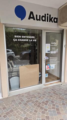Vente                                                      Local commercial
                        
                     1 pièces                      20 m2                     à Le Lavandou