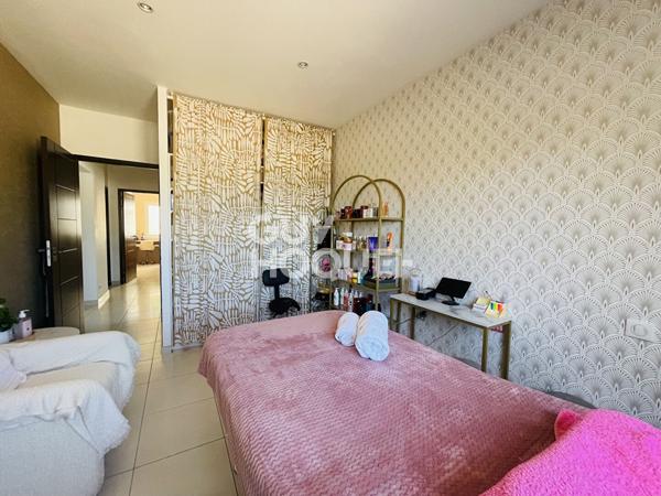 Contemporaine de plain-pied : piscine, 3 chambres, bureau et grand garage