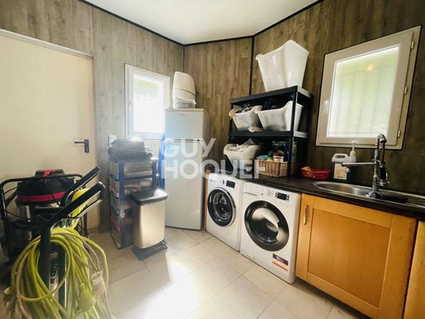 Contemporaine de plain-pied : piscine, 3 chambres, bureau et grand garage