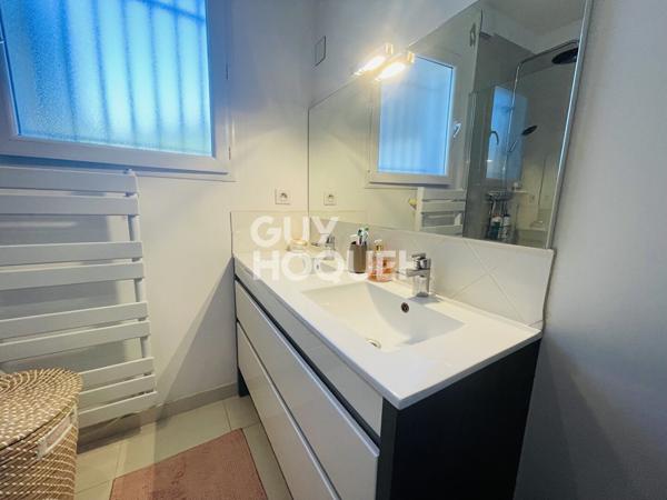 Contemporaine de plain-pied : piscine, 3 chambres, bureau et grand garage