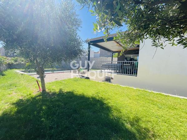 Contemporaine de plain-pied : piscine, 3 chambres, bureau et grand garage