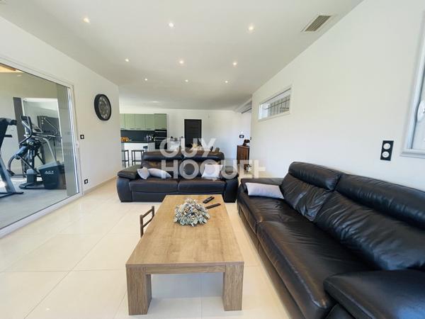 Contemporaine de plain-pied : piscine, 3 chambres, bureau et grand garage