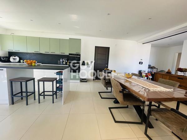 Contemporaine de plain-pied : piscine, 3 chambres, bureau et grand garage