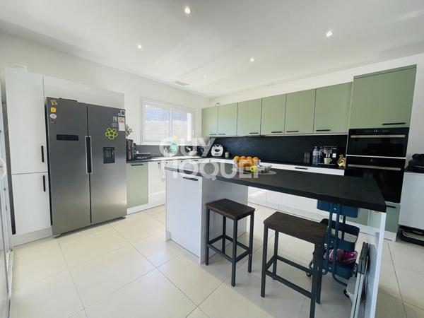 Contemporaine de plain-pied : piscine, 3 chambres, bureau et grand garage