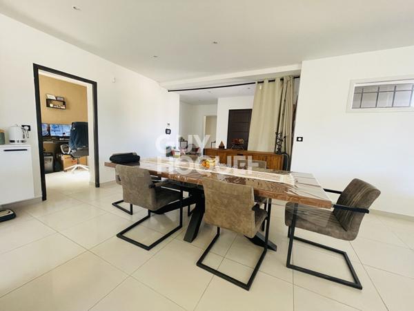 Contemporaine de plain-pied : piscine, 3 chambres, bureau et grand garage
