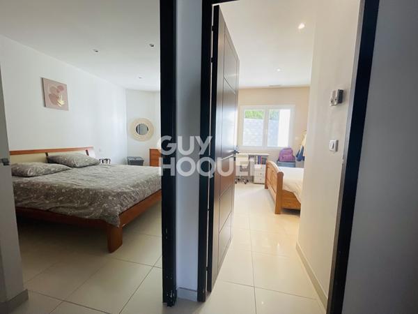 Contemporaine de plain-pied : piscine, 3 chambres, bureau et grand garage