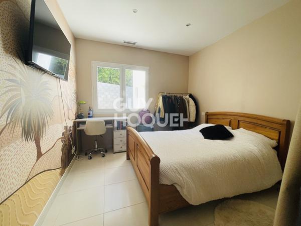 Contemporaine de plain-pied : piscine, 3 chambres, bureau et grand garage