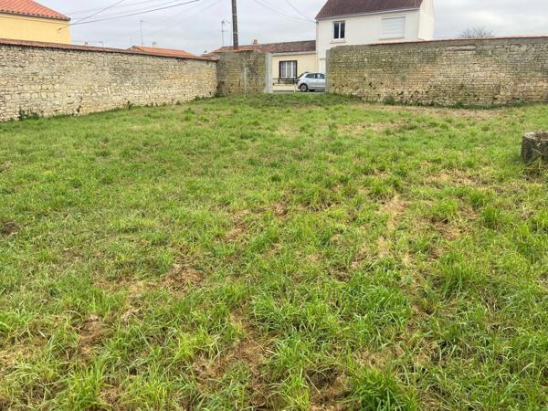 LUCON COEUR DE VILLE AVEC TOUTES LES COMMODITES A PIED RARISSIME TERRAIN A BATIR 560M² HORS LOTISSEMENT