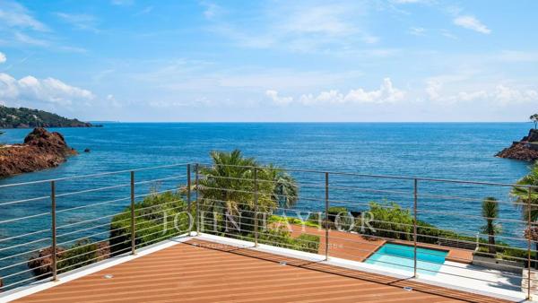 Exceptionnelle villa pieds dans l'eau avec accès privatif à la mer