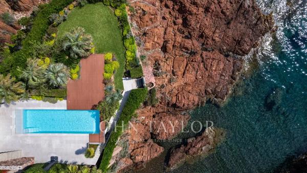 Exceptionnelle villa pieds dans l'eau avec accès privatif à la mer