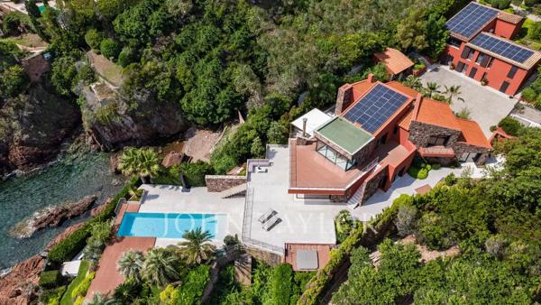 Exceptionnelle villa pieds dans l'eau avec accès privatif à la mer