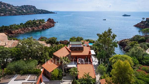 Exceptionnelle villa pieds dans l'eau avec accès privatif à la mer