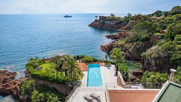 Exceptionnelle villa pieds dans l'eau avec accès privatif à la mer