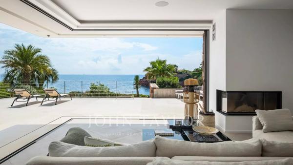Exceptionnelle villa pieds dans l'eau avec accès privatif à la mer