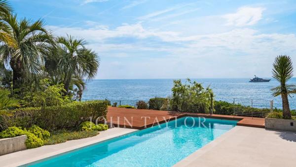 Exceptionnelle villa pieds dans l'eau avec accès privatif à la mer