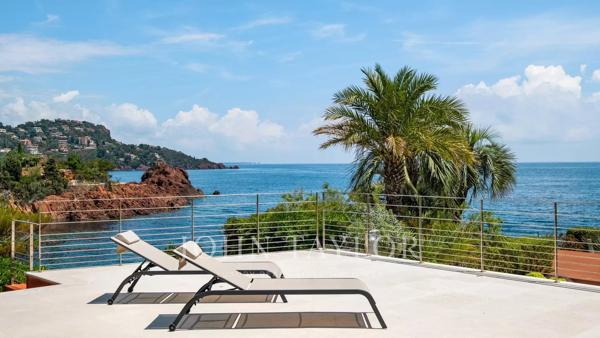 Exceptionnelle villa pieds dans l'eau avec accès privatif à la mer