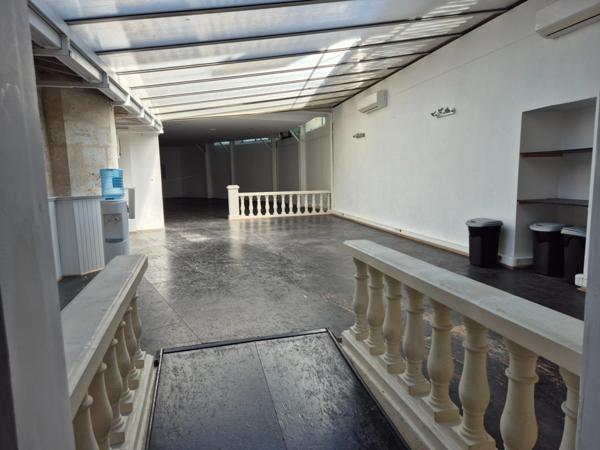 Local Commercial, 220 m2, face hôtel deVille