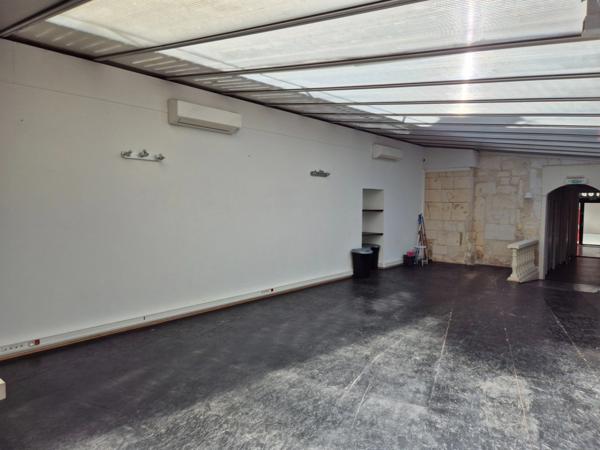 Local Commercial, 220 m2, face hôtel deVille