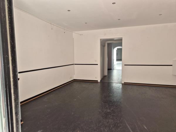 Local Commercial, 220 m2, face hôtel deVille