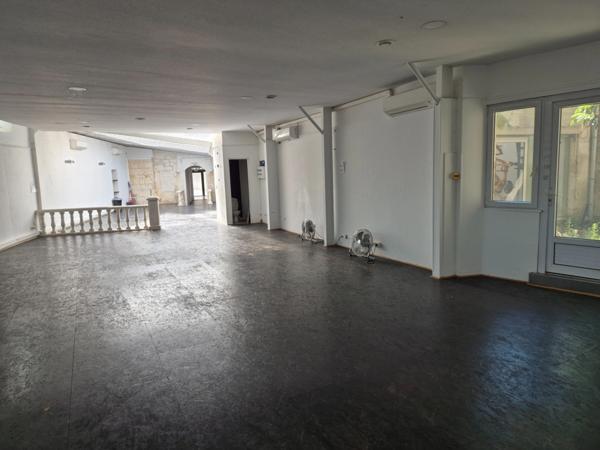 Local Commercial, 220 m2, face hôtel deVille