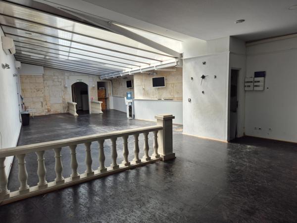 Local Commercial, 220 m2, face hôtel deVille