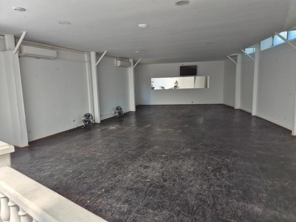 Local Commercial, 220 m2, face hôtel deVille