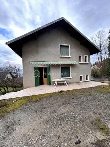 Située sur la commune prisée de MOUXY, à quelques minutes d'Aix-les-Bains, découvrez cette maison familiale de 6 pièces offrant de beaux volumes et un fort potentiel d'aménagement.

Au rez-de-chaussée, vous trouverez une entrée desservant une cuisine aménagée ouverte sur un salon d'environ 30 m², une salle à manger indépendante d'environ 24 m², ainsi qu'une salle d'eau avec WC.

À l'étage, un palier distribue quatre chambres d'une superficie comprise entre 9 m² et 14 m², un cellier ainsi qu'un WC indépendant avec la possibilité de créer une seconde salle d'eau.

La maison dispose également d'un sous-sol complet comprenant un garage, une buanderie et une cave. Un second garage attenant ainsi que plusieurs places de stationnement extérieures viennent compléter les prestations.

À l'extérieur, vous profiterez d'une agréable terrasse offrant une vue dégagée et imprenable sur le massif du Revard. L'ensemble est implanté sur deux parcelles représentant une superficie cadastrale totale de 1 607 m², idéale pour les amateurs d'espaces extérieurs.

Cette maison aux espaces de vie confortables conviendra parfaitement à une famille souhaitant s'installer à proximité immédiate d'Aix-les-Bains.

Des travaux de rénovation sont à prévoir, offrant ainsi l'opportunité de personnaliser ce bien selon vos envies.
Idéale pour configurer les espaces selon vos besoins et bénéficier de dispositifs d'aide à la rénovation énergétique.
Les travaux de rénovation vous permettront de créer un intérieur à votre image et de bénéficier des aides à la rénovation, telles que MaPrimeRénov, 
elle permet de financer une rénovation par geste ainsi que d'autres aides cumulables à la rénovation de votre futur bien.      
Vous pouvez réaliser un ou plusieurs travaux.                                  
C'est également l'occasion d'optimiser les performances énergétiques pour réaliser des économies sur vos factures à long terme.
À découvrir SANS TARDER !