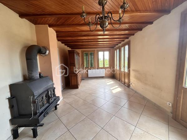 Située sur la commune prisée de MOUXY, à quelques minutes d'Aix-les-Bains, découvrez cette maison familiale de 6 pièces offrant de beaux volumes et un fort potentiel d'aménagement.

Au rez-de-chaussée, vous trouverez une entrée desservant une cuisine aménagée ouverte sur un salon d'environ 30 m², une salle à manger indépendante d'environ 24 m², ainsi qu'une salle d'eau avec WC.

À l'étage, un palier distribue quatre chambres d'une superficie comprise entre 9 m² et 14 m², un cellier ainsi qu'un WC indépendant avec la possibilité de créer une seconde salle d'eau.

La maison dispose également d'un sous-sol complet comprenant un garage, une buanderie et une cave. Un second garage attenant ainsi que plusieurs places de stationnement extérieures viennent compléter les prestations.

À l'extérieur, vous profiterez d'une agréable terrasse offrant une vue dégagée et imprenable sur le massif du Revard. L'ensemble est implanté sur deux parcelles représentant une superficie cadastrale totale de 1 607 m², idéale pour les amateurs d'espaces extérieurs.

Cette maison aux espaces de vie confortables conviendra parfaitement à une famille souhaitant s'installer à proximité immédiate d'Aix-les-Bains.

Des travaux de rénovation sont à prévoir, offrant ainsi l'opportunité de personnaliser ce bien selon vos envies.
Idéale pour configurer les espaces selon vos besoins et bénéficier de dispositifs d'aide à la rénovation énergétique.
Les travaux de rénovation vous permettront de créer un intérieur à votre image et de bénéficier des aides à la rénovation, telles que MaPrimeRénov, 
elle permet de financer une rénovation par geste ainsi que d'autres aides cumulables à la rénovation de votre futur bien.      
Vous pouvez réaliser un ou plusieurs travaux.                                  
C'est également l'occasion d'optimiser les performances énergétiques pour réaliser des économies sur vos factures à long terme.
À découvrir SANS TARDER !