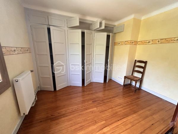 Située sur la commune prisée de MOUXY, à quelques minutes d'Aix-les-Bains, découvrez cette maison familiale de 6 pièces offrant de beaux volumes et un fort potentiel d'aménagement.

Au rez-de-chaussée, vous trouverez une entrée desservant une cuisine aménagée ouverte sur un salon d'environ 30 m², une salle à manger indépendante d'environ 24 m², ainsi qu'une salle d'eau avec WC.

À l'étage, un palier distribue quatre chambres d'une superficie comprise entre 9 m² et 14 m², un cellier ainsi qu'un WC indépendant avec la possibilité de créer une seconde salle d'eau.

La maison dispose également d'un sous-sol complet comprenant un garage, une buanderie et une cave. Un second garage attenant ainsi que plusieurs places de stationnement extérieures viennent compléter les prestations.

À l'extérieur, vous profiterez d'une agréable terrasse offrant une vue dégagée et imprenable sur le massif du Revard. L'ensemble est implanté sur deux parcelles représentant une superficie cadastrale totale de 1 607 m², idéale pour les amateurs d'espaces extérieurs.

Cette maison aux espaces de vie confortables conviendra parfaitement à une famille souhaitant s'installer à proximité immédiate d'Aix-les-Bains.

Des travaux de rénovation sont à prévoir, offrant ainsi l'opportunité de personnaliser ce bien selon vos envies.
Idéale pour configurer les espaces selon vos besoins et bénéficier de dispositifs d'aide à la rénovation énergétique.
Les travaux de rénovation vous permettront de créer un intérieur à votre image et de bénéficier des aides à la rénovation, telles que MaPrimeRénov, 
elle permet de financer une rénovation par geste ainsi que d'autres aides cumulables à la rénovation de votre futur bien.      
Vous pouvez réaliser un ou plusieurs travaux.                                  
C'est également l'occasion d'optimiser les performances énergétiques pour réaliser des économies sur vos factures à long terme.
À découvrir SANS TARDER !