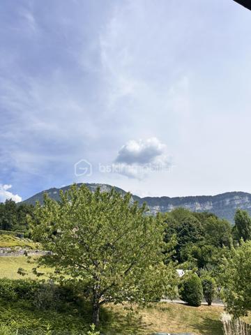 Située sur la commune prisée de MOUXY, à quelques minutes d'Aix-les-Bains, découvrez cette maison familiale de 6 pièces offrant de beaux volumes et un fort potentiel d'aménagement.

Au rez-de-chaussée, vous trouverez une entrée desservant une cuisine aménagée ouverte sur un salon d'environ 30 m², une salle à manger indépendante d'environ 24 m², ainsi qu'une salle d'eau avec WC.

À l'étage, un palier distribue quatre chambres d'une superficie comprise entre 9 m² et 14 m², un cellier ainsi qu'un WC indépendant avec la possibilité de créer une seconde salle d'eau.

La maison dispose également d'un sous-sol complet comprenant un garage, une buanderie et une cave. Un second garage attenant ainsi que plusieurs places de stationnement extérieures viennent compléter les prestations.

À l'extérieur, vous profiterez d'une agréable terrasse offrant une vue dégagée et imprenable sur le massif du Revard. L'ensemble est implanté sur deux parcelles représentant une superficie cadastrale totale de 1 607 m², idéale pour les amateurs d'espaces extérieurs.

Cette maison aux espaces de vie confortables conviendra parfaitement à une famille souhaitant s'installer à proximité immédiate d'Aix-les-Bains.

Des travaux de rénovation sont à prévoir, offrant ainsi l'opportunité de personnaliser ce bien selon vos envies.
Idéale pour configurer les espaces selon vos besoins et bénéficier de dispositifs d'aide à la rénovation énergétique.
Les travaux de rénovation vous permettront de créer un intérieur à votre image et de bénéficier des aides à la rénovation, telles que MaPrimeRénov, 
elle permet de financer une rénovation par geste ainsi que d'autres aides cumulables à la rénovation de votre futur bien.      
Vous pouvez réaliser un ou plusieurs travaux.                                  
C'est également l'occasion d'optimiser les performances énergétiques pour réaliser des économies sur vos factures à long terme.
À découvrir SANS TARDER !