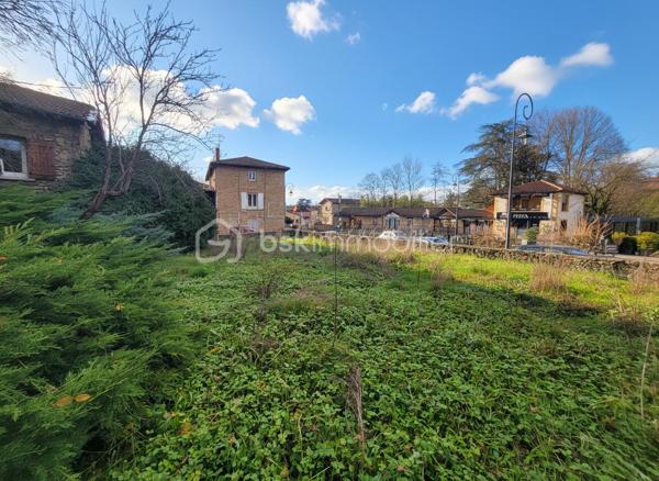 Terrain à bâtir sur la commune de Civrieux d'Azergues d'une surface d'env. 410 m² pour une maison individuelle ou du petit collectif. 
Viabilisé en bordure.
PLU : Zone U densité 1 
Emprise au sol non réglementée - Coefficient de surface de pleine terre à respecter : 20% en densité 1
Emplacement : proche collège Notre Dame, gare de Civrieux d'Azergues