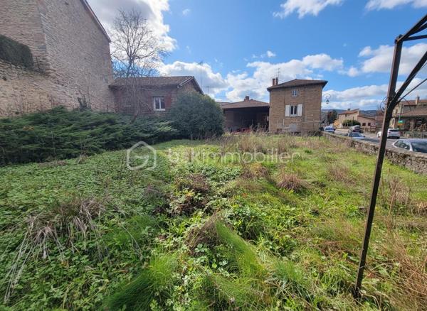Terrain à bâtir sur la commune de Civrieux d'Azergues d'une surface d'env. 410 m² pour une maison individuelle ou du petit collectif. 
Viabilisé en bordure.
PLU : Zone U densité 1 
Emprise au sol non réglementée - Coefficient de surface de pleine terre à respecter : 20% en densité 1
Emplacement : proche collège Notre Dame, gare de Civrieux d'Azergues