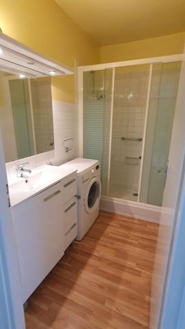 Commerces et services à proximité pour cet appartement d'une chambre, une place de parking et une cave