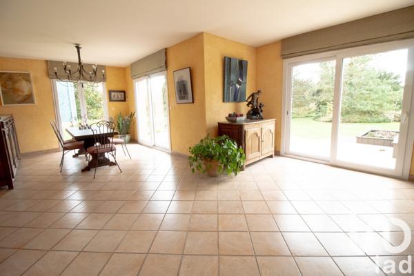 Maison traditionnelle 8 pièces de 225 m² à Beynes (78650)