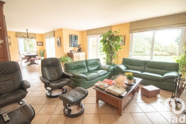 Maison traditionnelle 8 pièces de 225 m² à Beynes (78650)