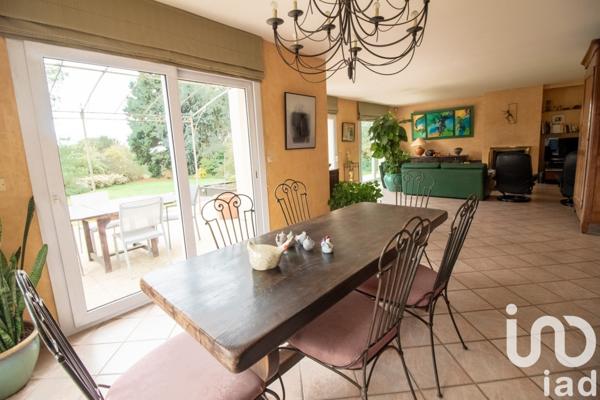 Maison traditionnelle 8 pièces de 225 m² à Beynes (78650)