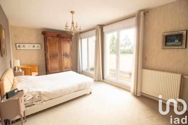 Maison traditionnelle 8 pièces de 225 m² à Beynes (78650)