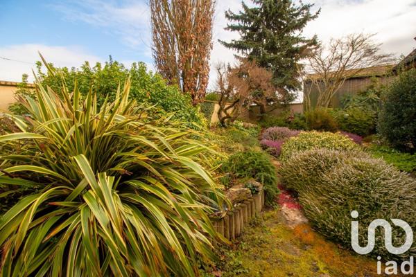 Maison traditionnelle 8 pièces de 225 m² à Beynes (78650)