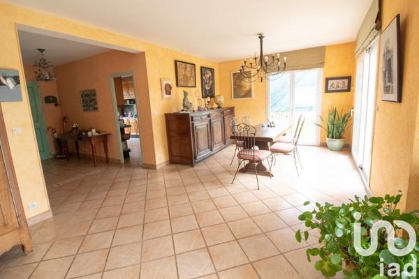 Maison traditionnelle 8 pièces de 225 m² à Beynes (78650)