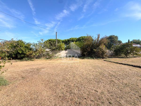A VENDRE 84120 PERTUIS TERRAIN CONSTRUCTIBLE LIBRE CONSTRUCTEUR 680M²