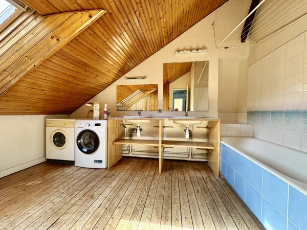 Maison  9 pièce(s)  6 chambre(s)  181.9 m²