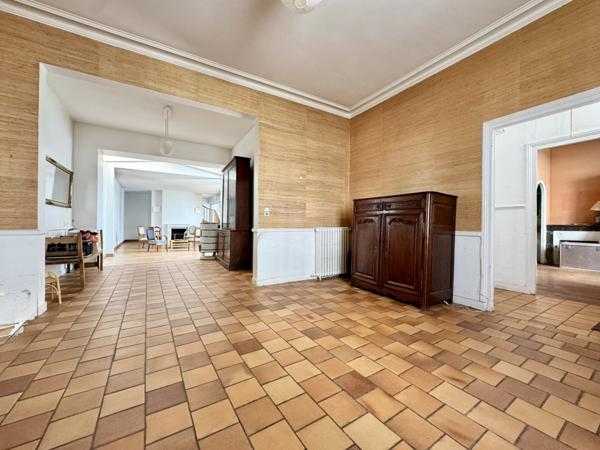 Maison  9 pièce(s)  6 chambre(s)  181.9 m²
