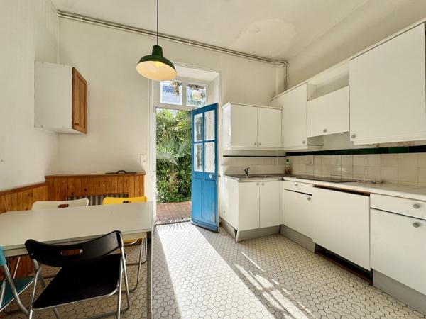 Maison  9 pièce(s)  6 chambre(s)  181.9 m²