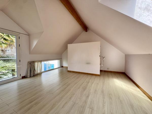 Maison  9 pièce(s)  6 chambre(s)  181.9 m²