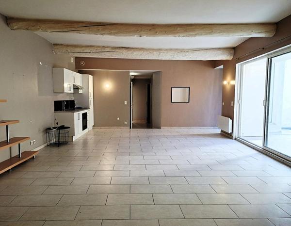 Grand T3 de 87 m² avec terrasse et jardin en plein centre de Lambesc, fort potentiel après rénovation