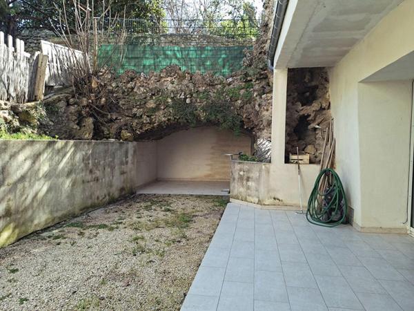 Grand T3 de 87 m² avec terrasse et jardin en plein centre de Lambesc, fort potentiel après rénovation