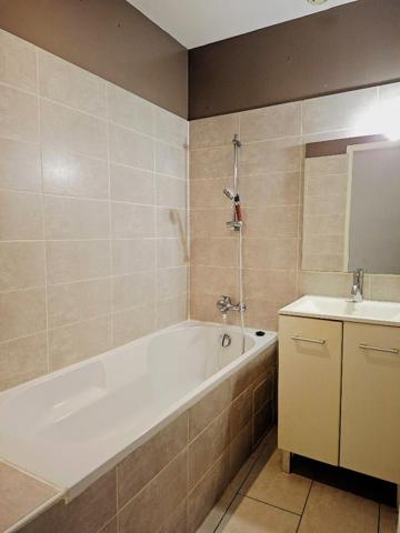 Grand T3 de 87 m² avec terrasse et jardin en plein centre de Lambesc, fort potentiel après rénovation