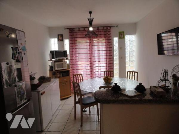  VILLA DE 2007 d'une superficie habitable de 117.26m² se composant d'une véranda, salon salle à...