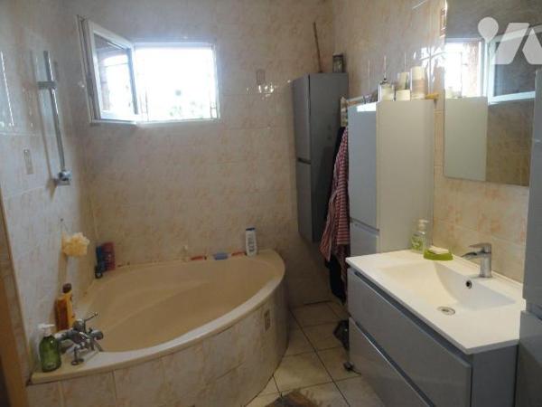  VILLA DE 2007 d'une superficie habitable de 117.26m² se composant d'une véranda, salon salle à...